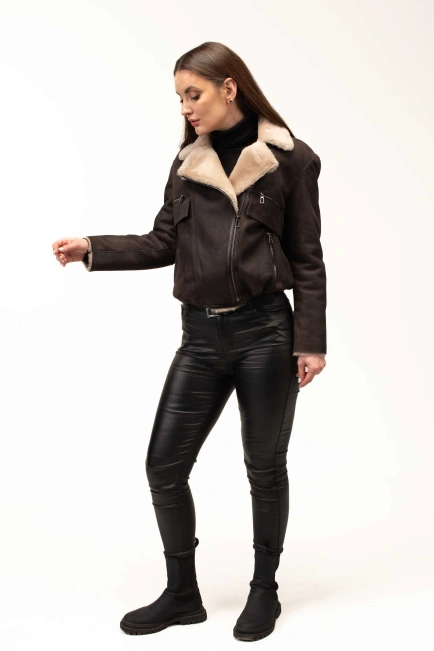 Женская коричневая дубленка-бомбер-5