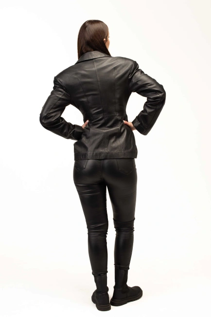 Женский чёрный приталенный кожаный пиджак-2