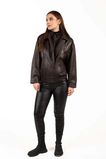 Коричневая кожаная куртка с резинкой по низу-3