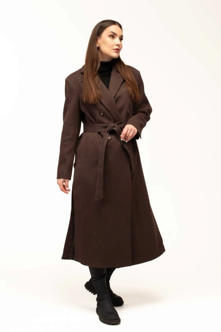 Женское пальто коричневого цвета с поясом-7