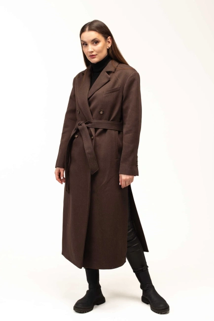 Женское пальто коричневого цвета с поясом-3
