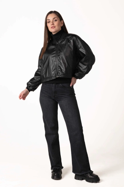 Жіноча куртка-бомбер з екошкіри чорна-4