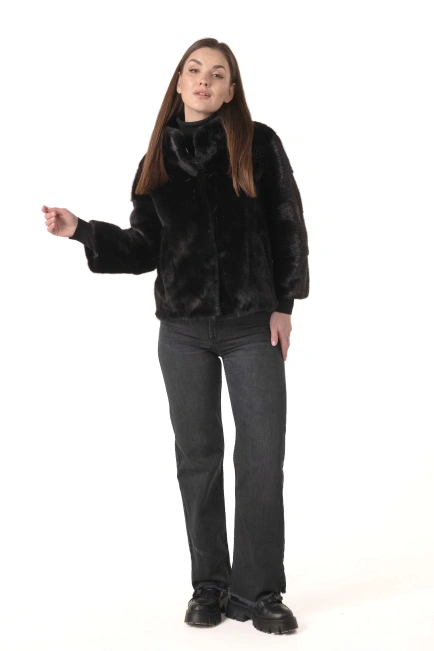 Жіноча норкова шуба чорного кольору з брошкою-6