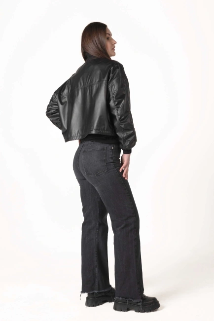 Жіноча куртка-бомбер з екошкіри чорна-7