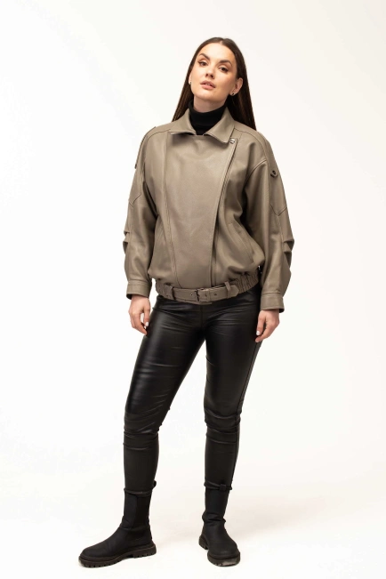 Женская бежевая кожаная куртка с резинкой-9