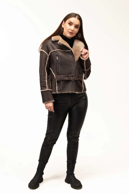 Женская коричневая дубленка с бежевым мехом-9