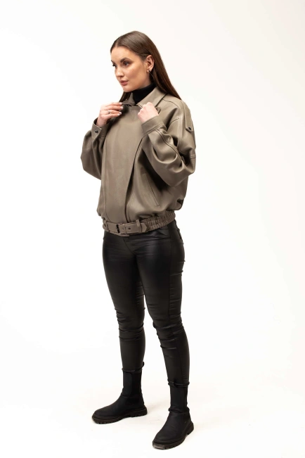 Женская бежевая кожаная куртка с резинкой-5