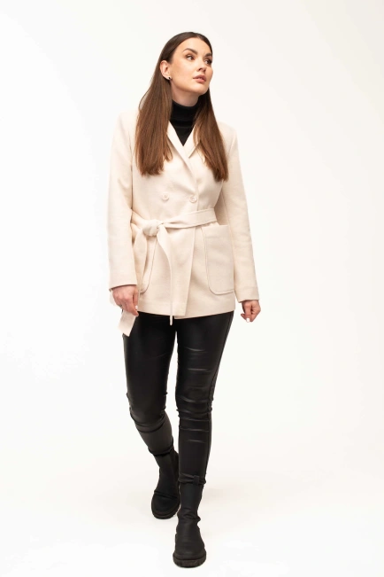 Жіноче пальто молочного кольору з поясом-6