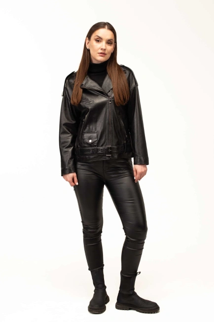 Удлинённая женская чёрная кожаная куртка-6