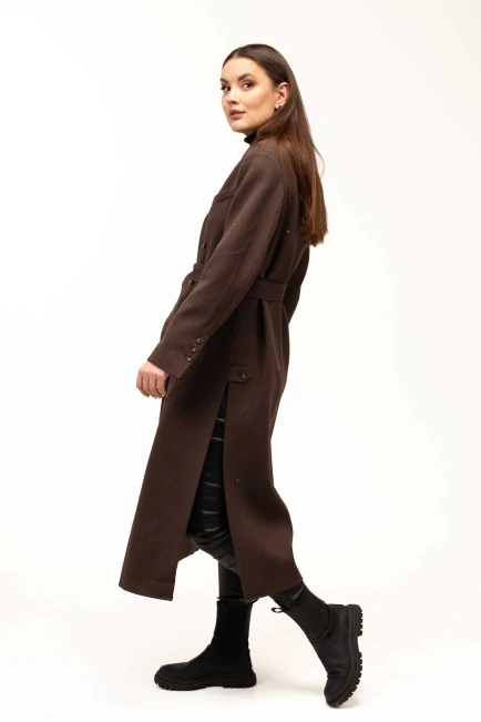 Женское пальто коричневого цвета с поясом-5