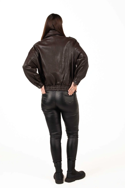 Коричневая кожаная куртка с резинкой по низу-2