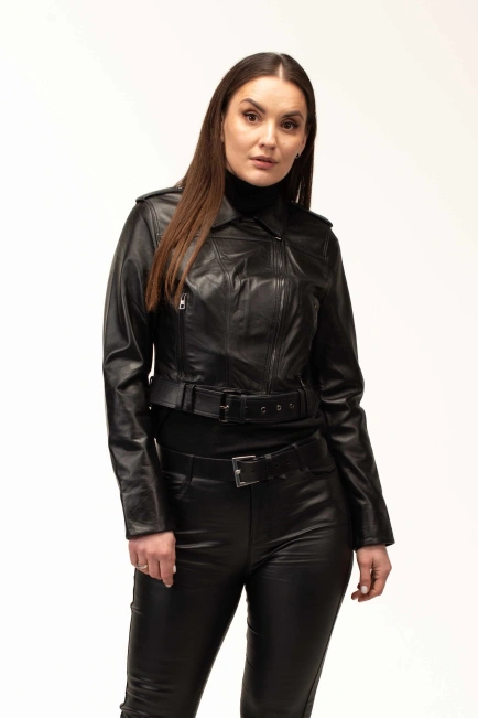 Чёрная женская кожаная куртка с ремнём-1