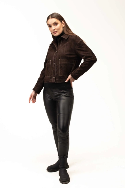 Женская коричневая замшевая куртка на кнопках-5