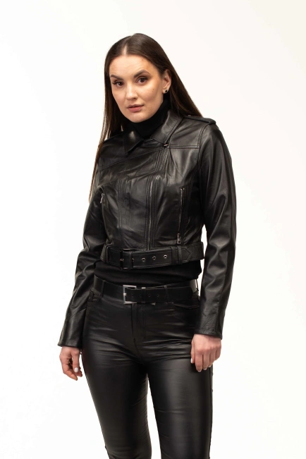 Чёрная женская кожаная куртка с ремнём-4