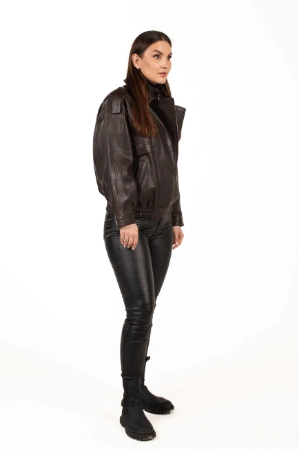Коричневая кожаная куртка с резинкой по низу-7