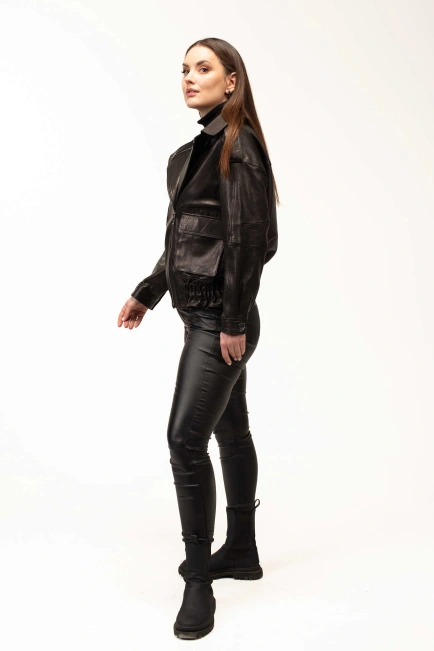 Женская кожаная куртка с резинкой на бёдрах-5