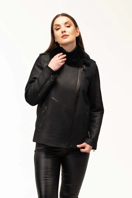 Женская черная дубленка-косуха с карманами-4