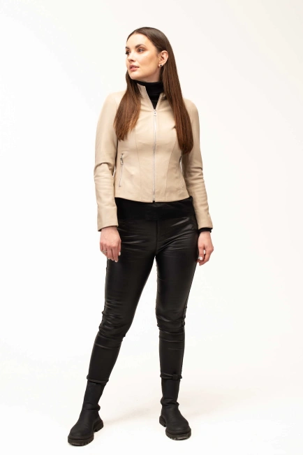 Женская кожаная куртка бежевого цвета-9