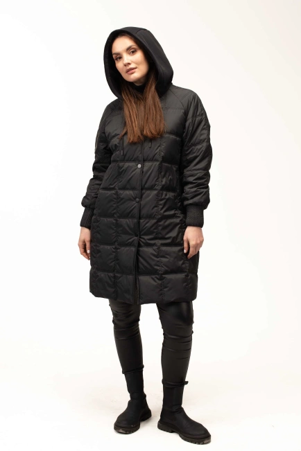 Демисезонная чёрная куртка с капюшоном-10