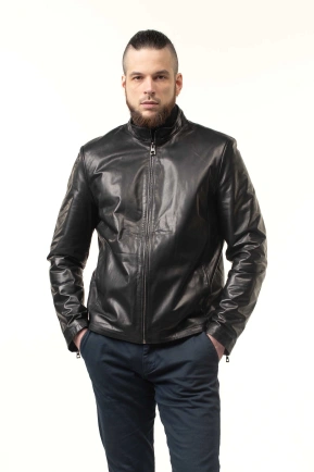 Чорна шкірянка з блискавками на манжетах