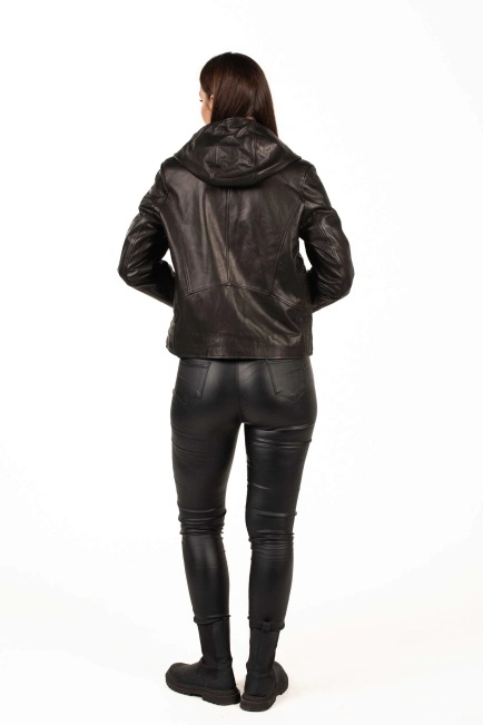 Женская чёрная кожаная куртка с карманом-2