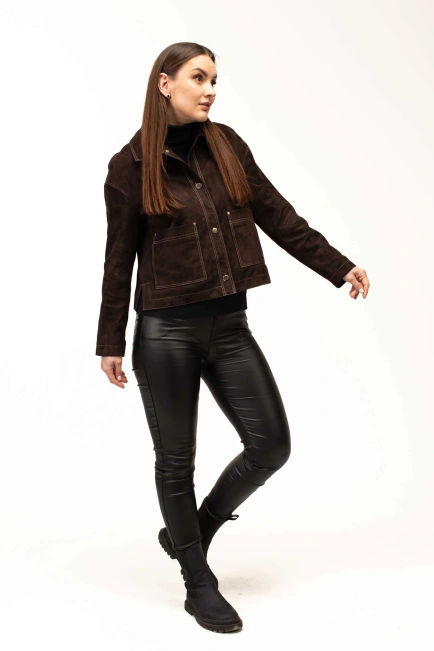 Женская коричневая замшевая куртка на кнопках-7