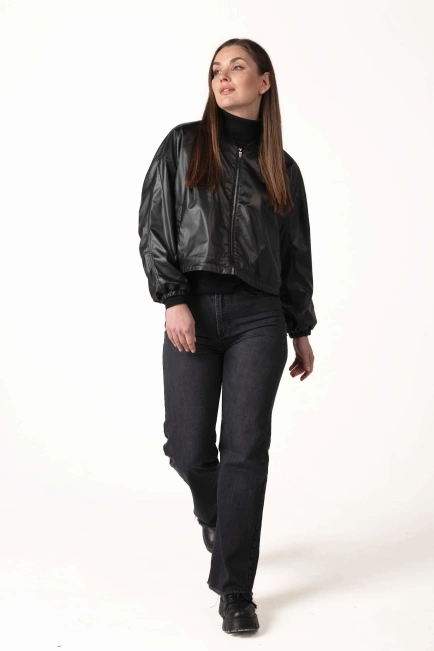 Жіноча куртка-бомбер з екошкіри чорна-6