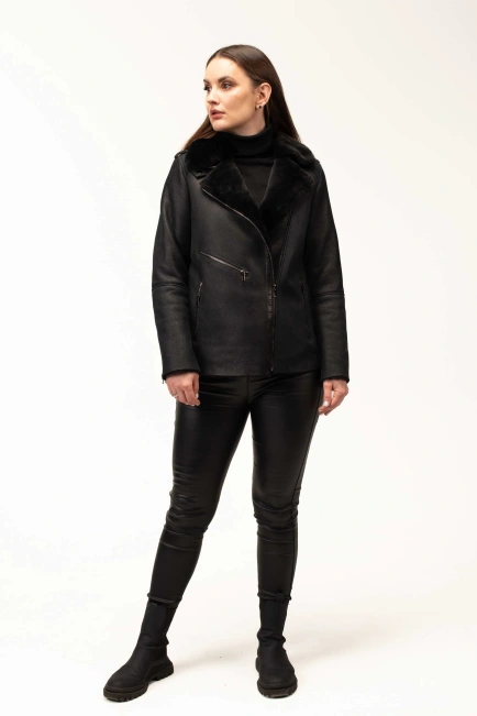 Женская черная дубленка-косуха с карманами-8