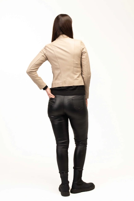 Женская кожаная куртка бежевого цвета-2