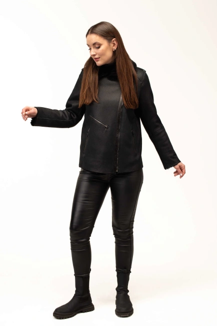 Женская черная дубленка-косуха с карманами-9