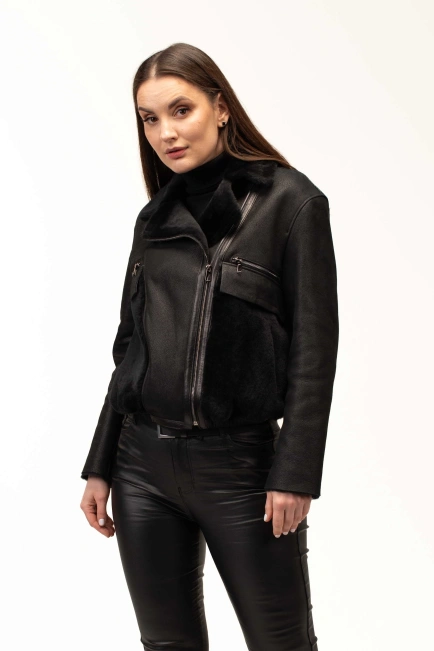 Женская черная дубленка-бомбер-4