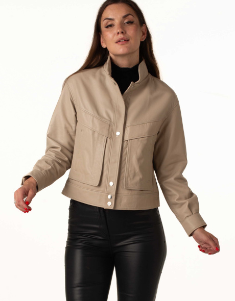 Бежевая кожаная куртка на кнопках