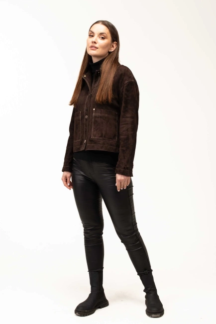 Женская коричневая замшевая куртка на кнопках-8