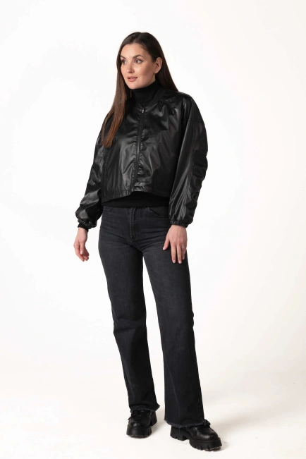 Жіноча куртка-бомбер з екошкіри чорна-10