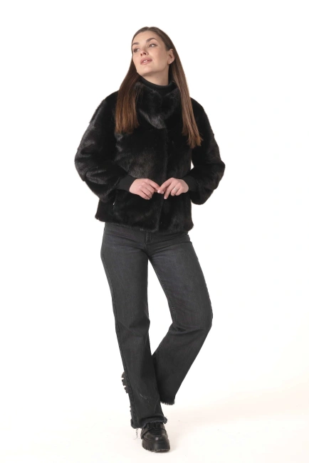 Жіноча норкова шуба чорного кольору з брошкою-7