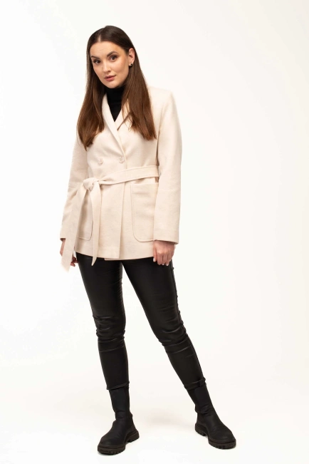Жіноче пальто молочного кольору з поясом-8