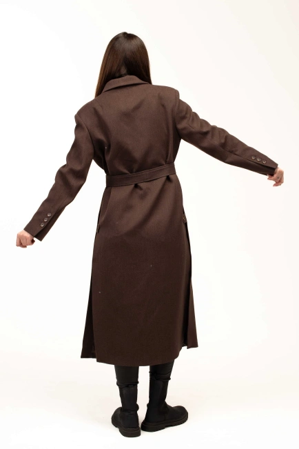 Женское пальто коричневого цвета с поясом-2